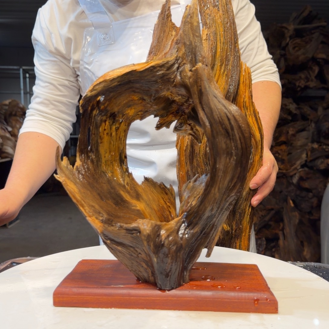 空***兰木王一刀琥珀木摆件76