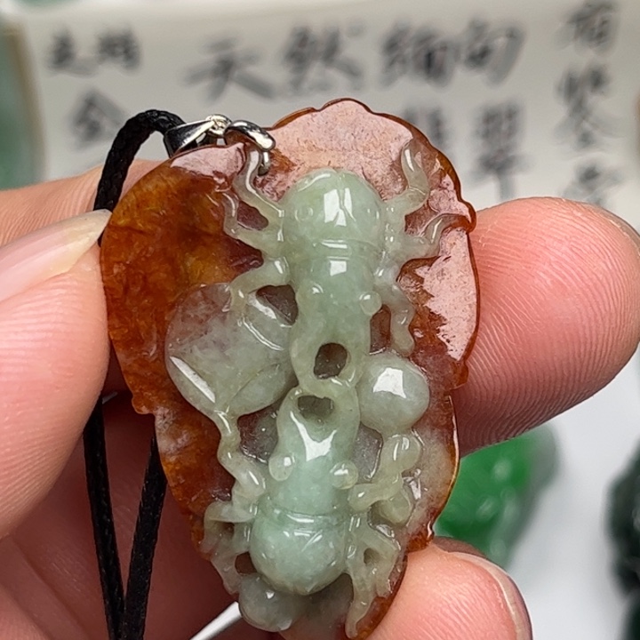翡翠未镶嵌颈饰富甲一方