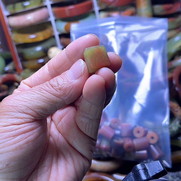 青***。蛇纹石玉合金手镯