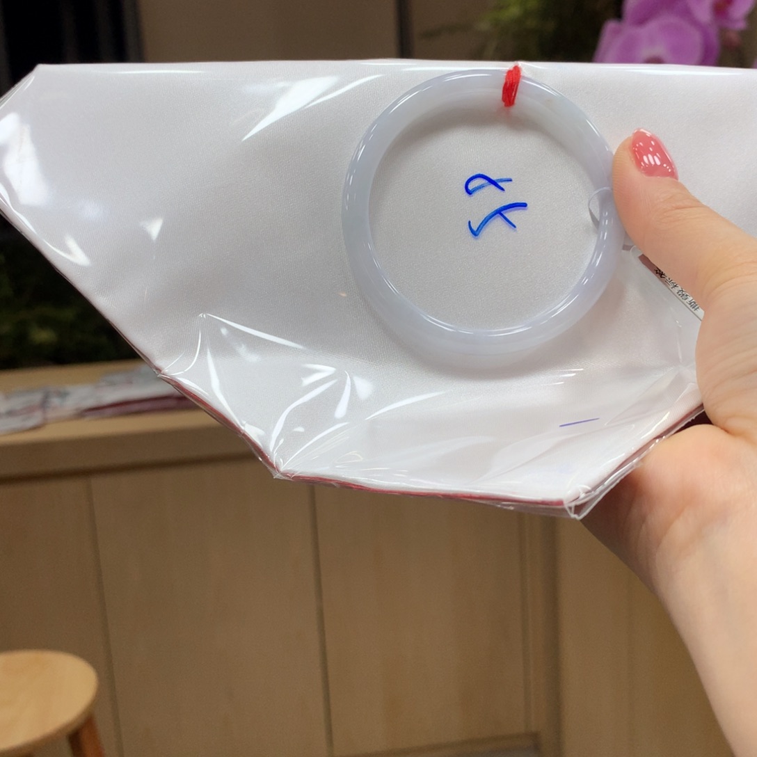 翡翠手镯未镶嵌不退不换