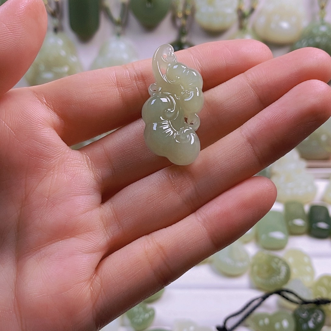 同****和田玉未镶嵌颈饰