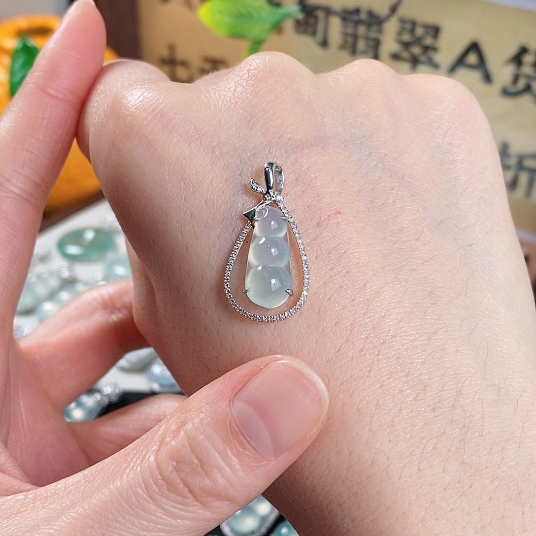 翡翠18K金镶嵌颈饰天然缅甸翡翠吊坠福豆