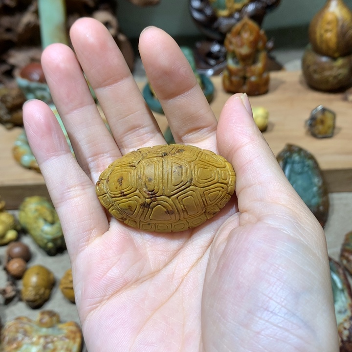 未镶嵌岫岩河磨玉（透闪石质玉）把件