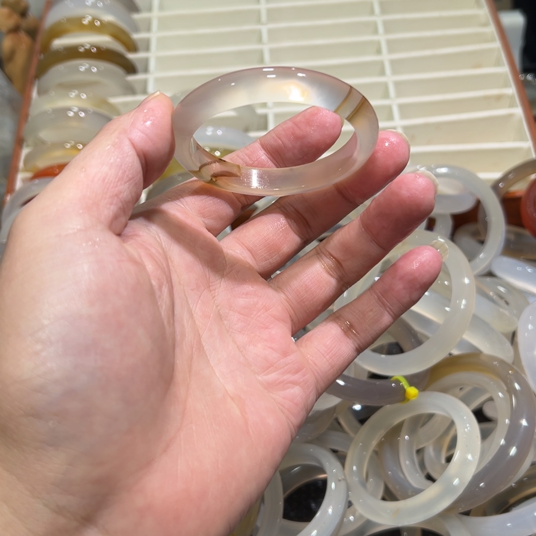 玛瑙/玉髓未镶嵌手镯52圈有包容25