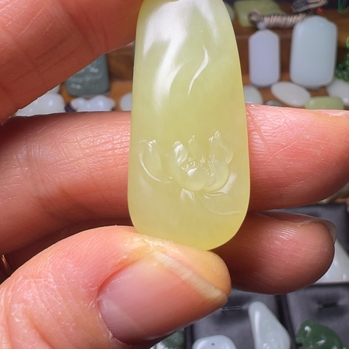 和田玉未镶嵌吊坠(赠链)