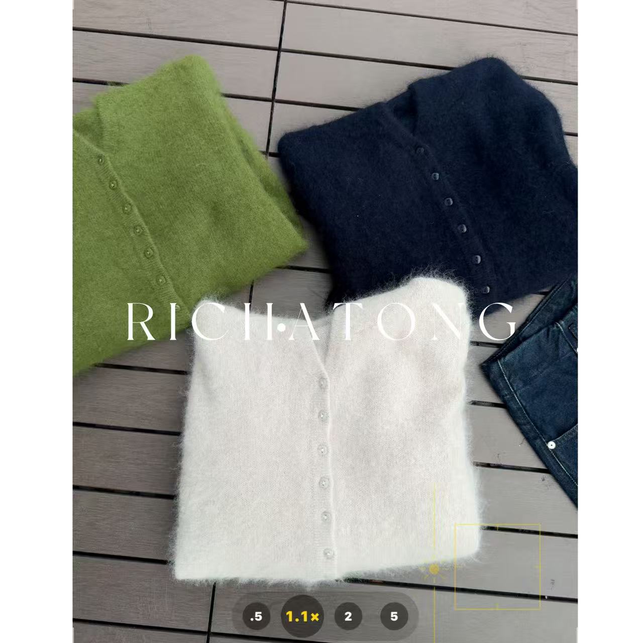 atong/阿彤atong-【冬日胶片】-氛围感拉毛小排扣连帽毛衣0926-08