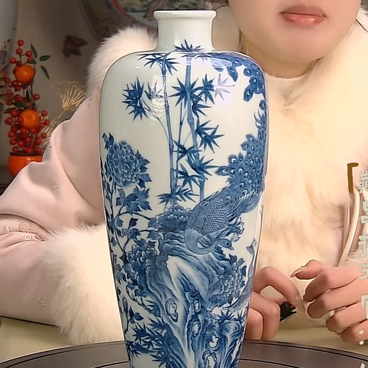 收藏/古玩。清青花孔雀开屏梅瓶