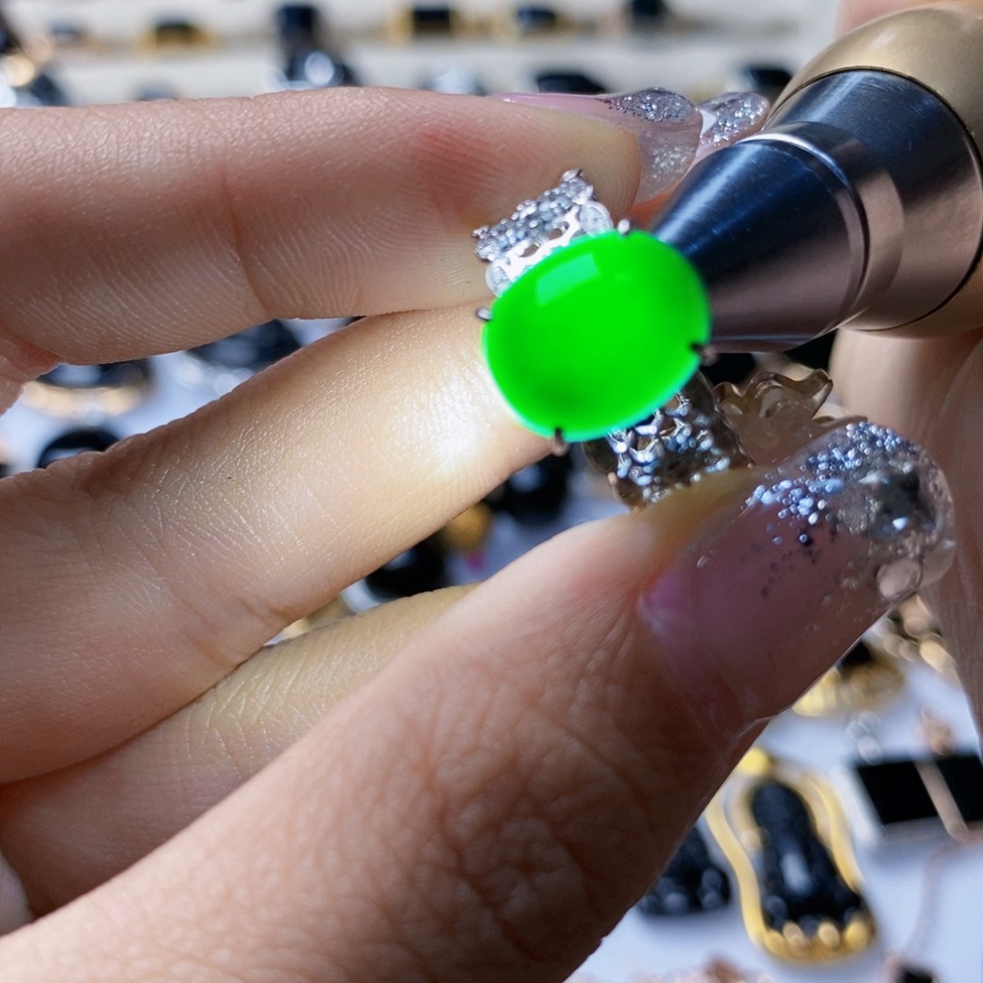 定制翡翠18K金镶嵌墨翠蛋面女戒