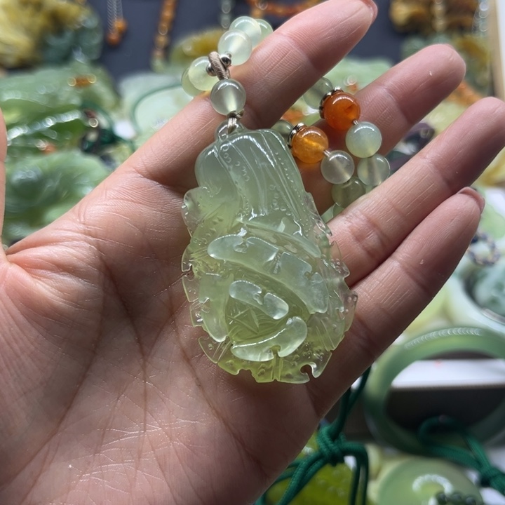蛇纹石玉未镶嵌颈饰