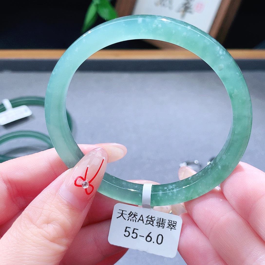 翡翠未镶嵌手镯（圆镯）