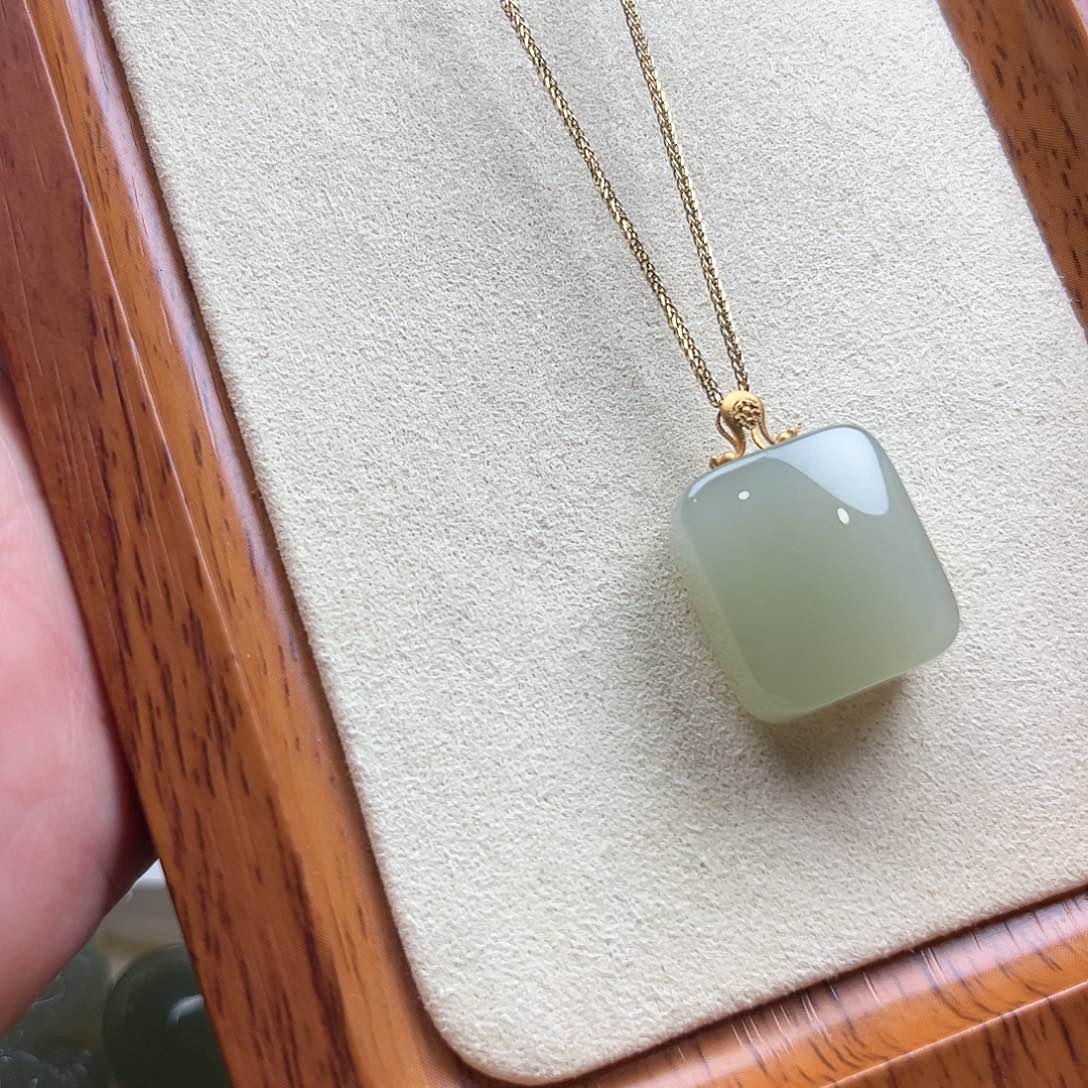 和田玉挂件18K金镶嵌