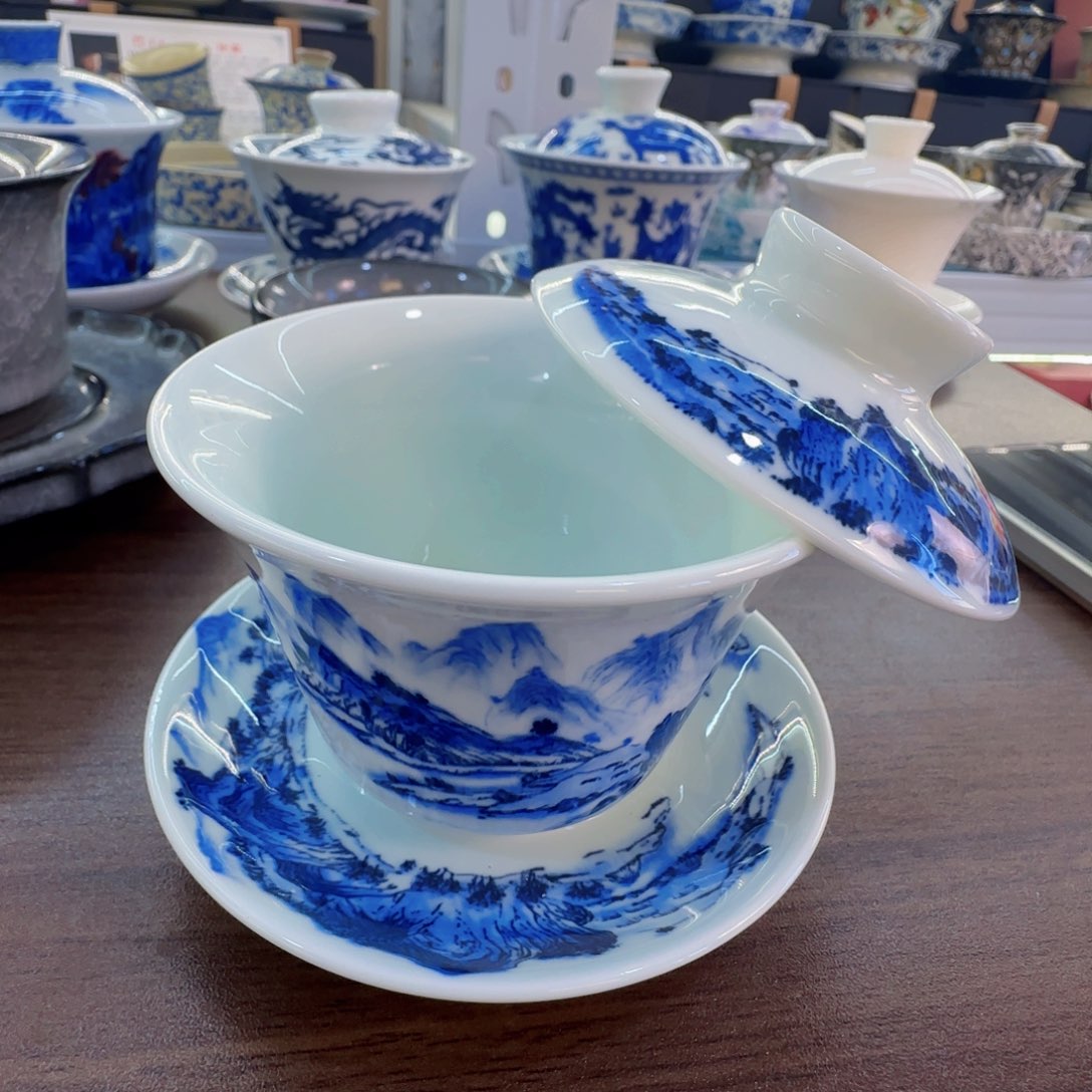 这些盖碗很漂亮我很喜欢！！