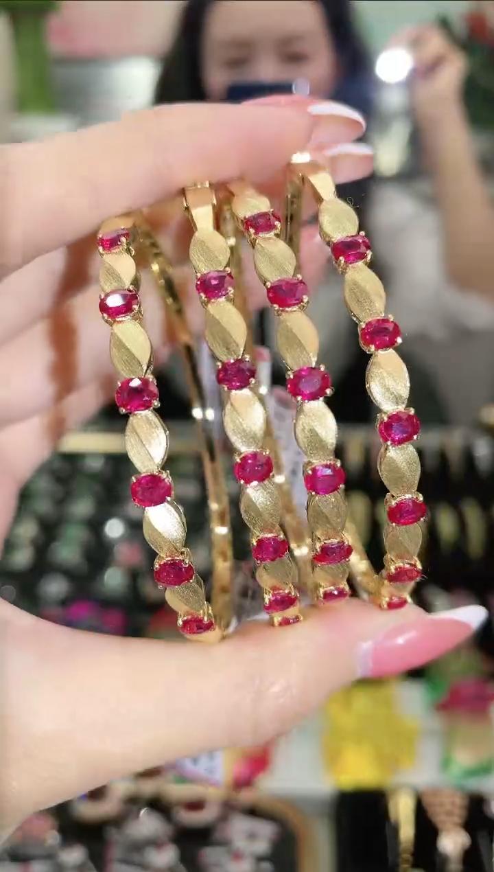 18K金镶嵌红宝石手镯  多样性发其一