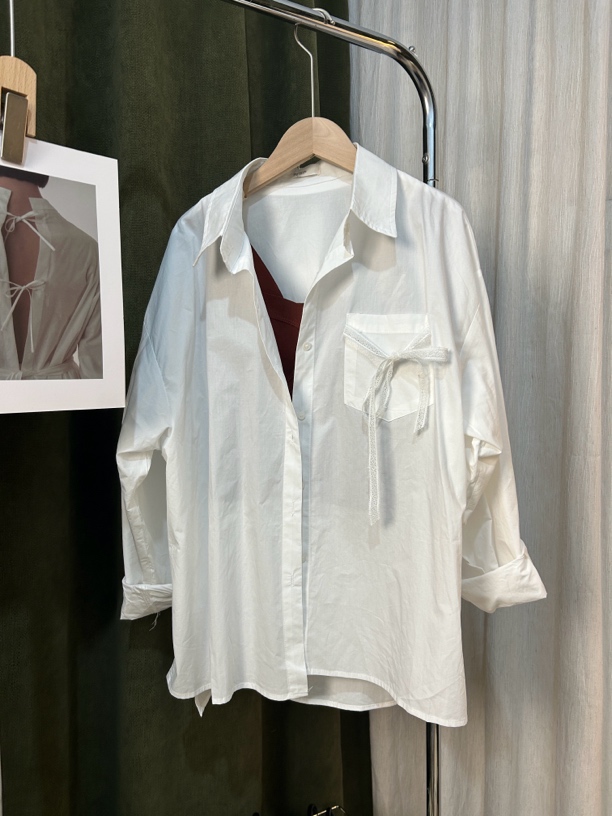 白色蕾丝带衬衫百搭