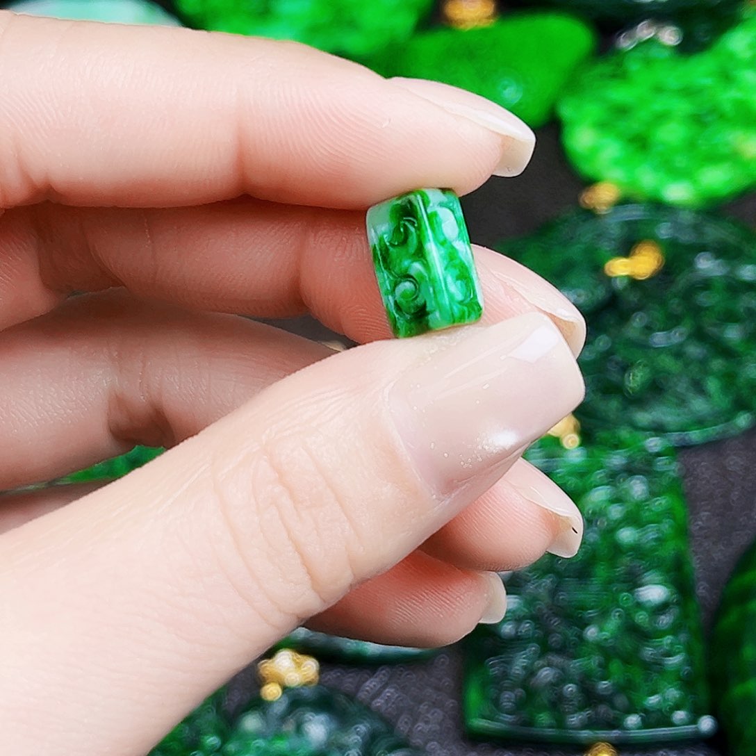 颈饰未镶嵌翡翠多样性