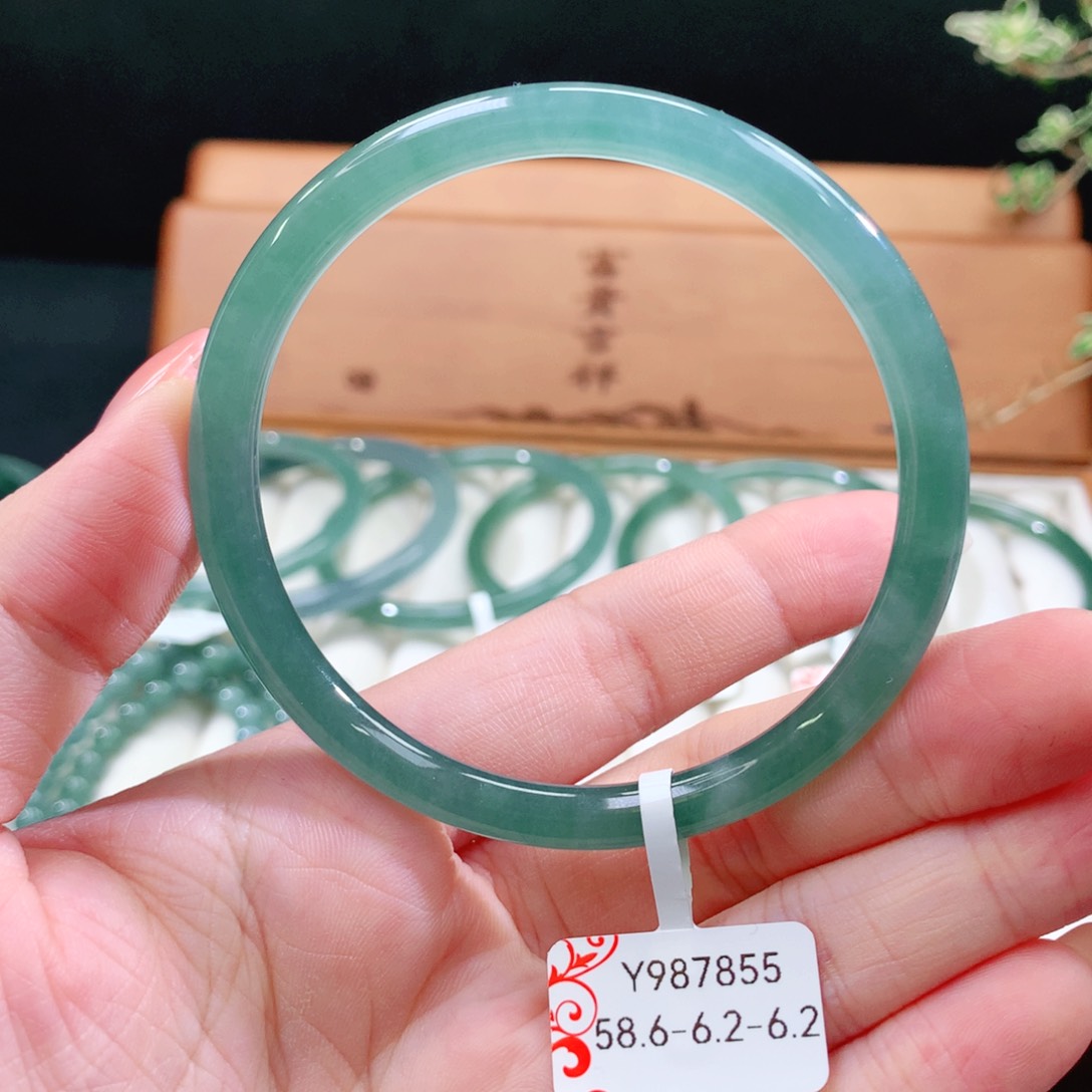 翡翠手镯未镶嵌天然