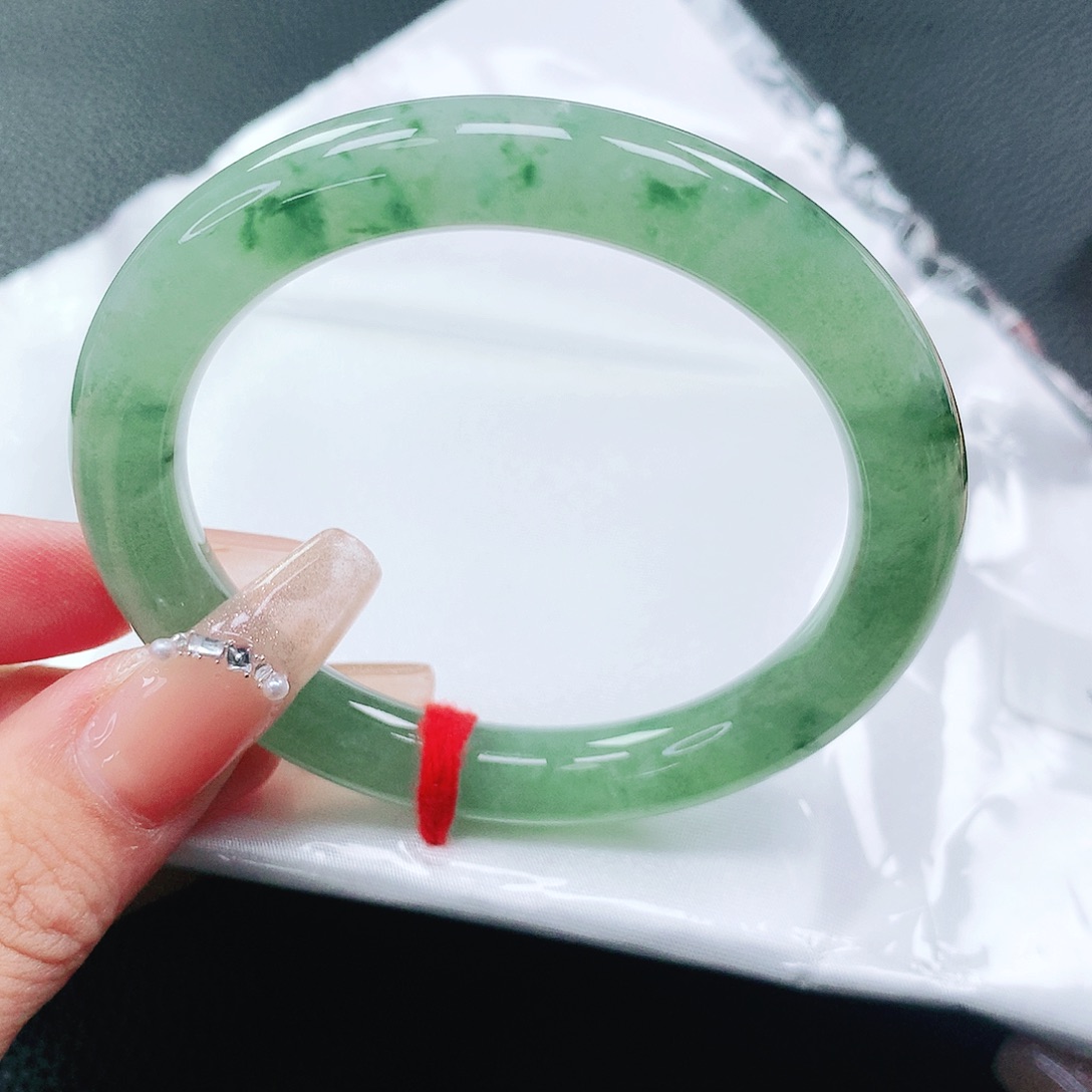 翡翠手镯未镶嵌52圈