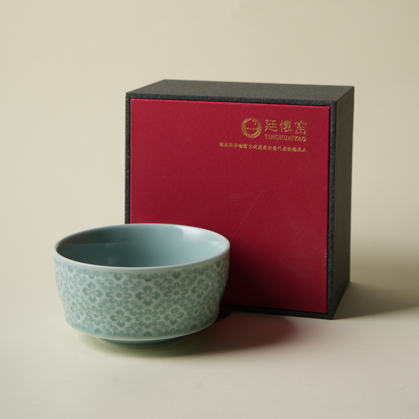 廷怀窑青釉雕花大碗