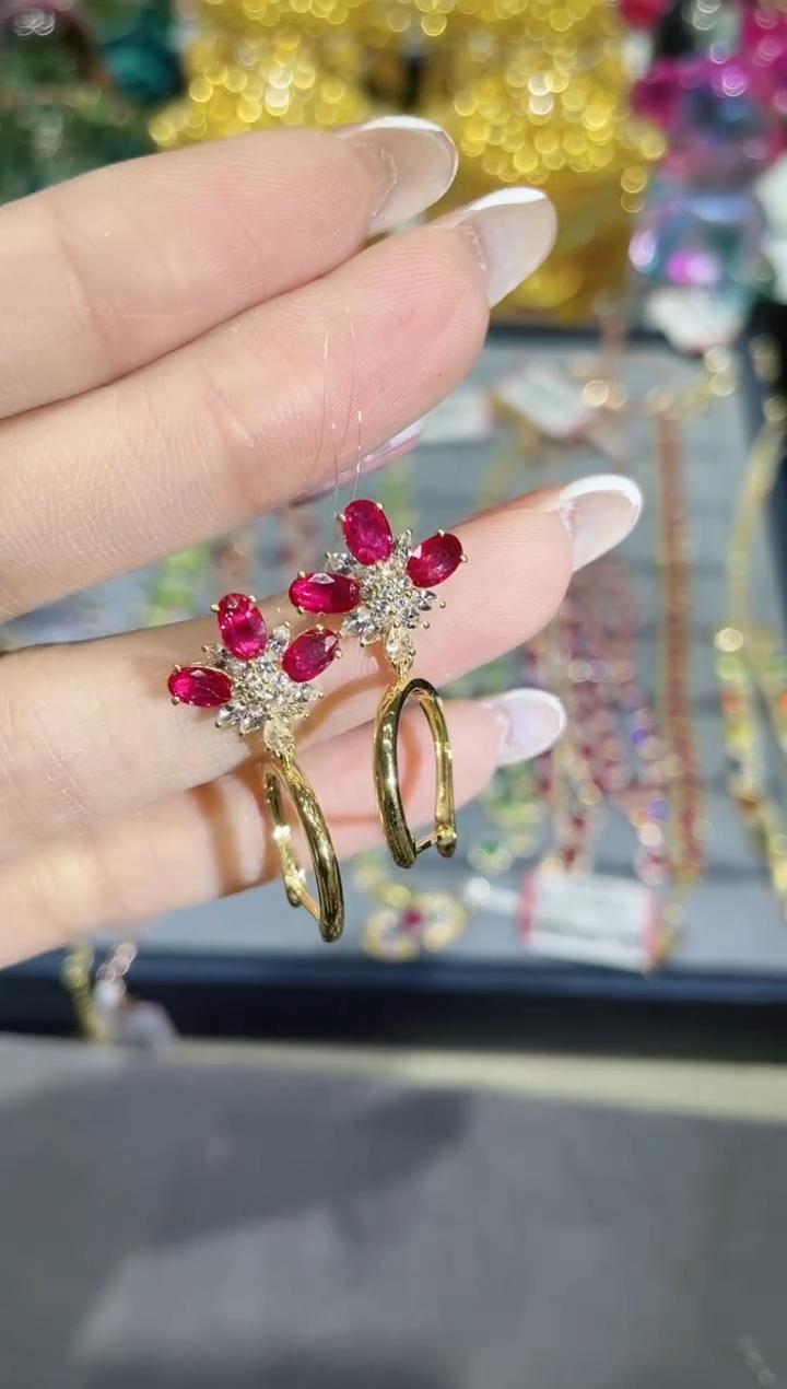 18K金镶嵌天然无烧红宝石耳饰耳扣