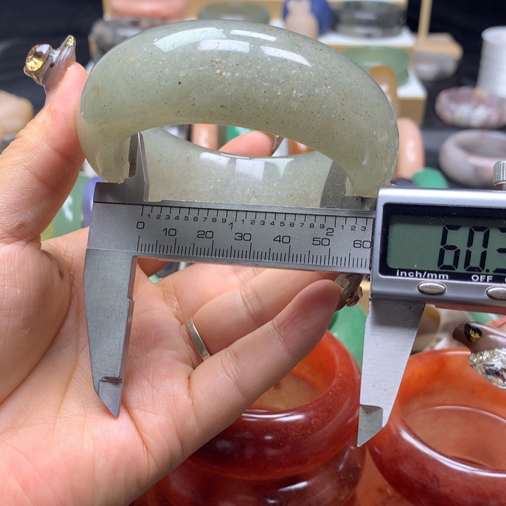 未镶嵌手镯石英质玉