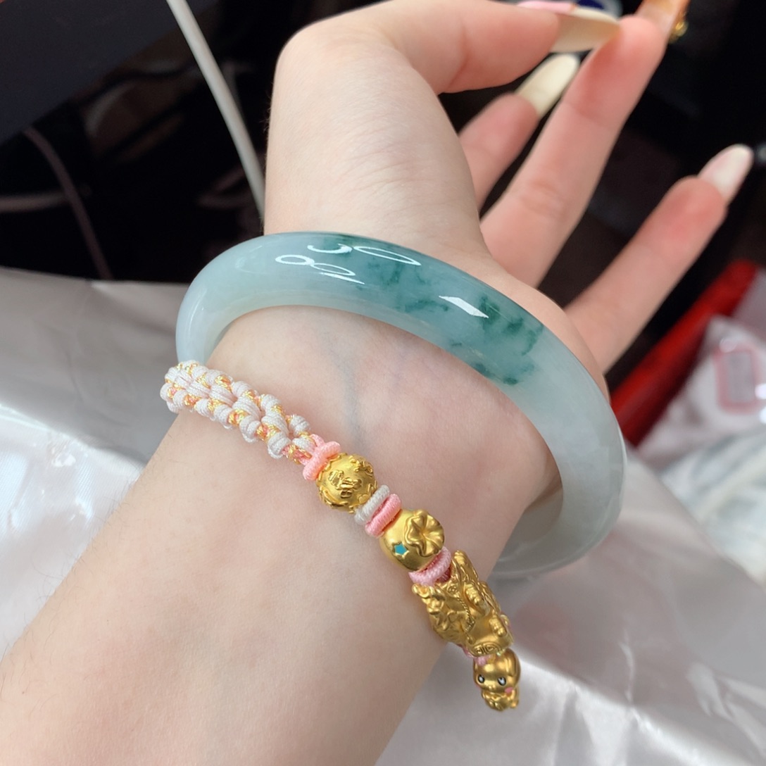 翡翠手镯未镶嵌58牛奶底飘花正圈～胶润底妆