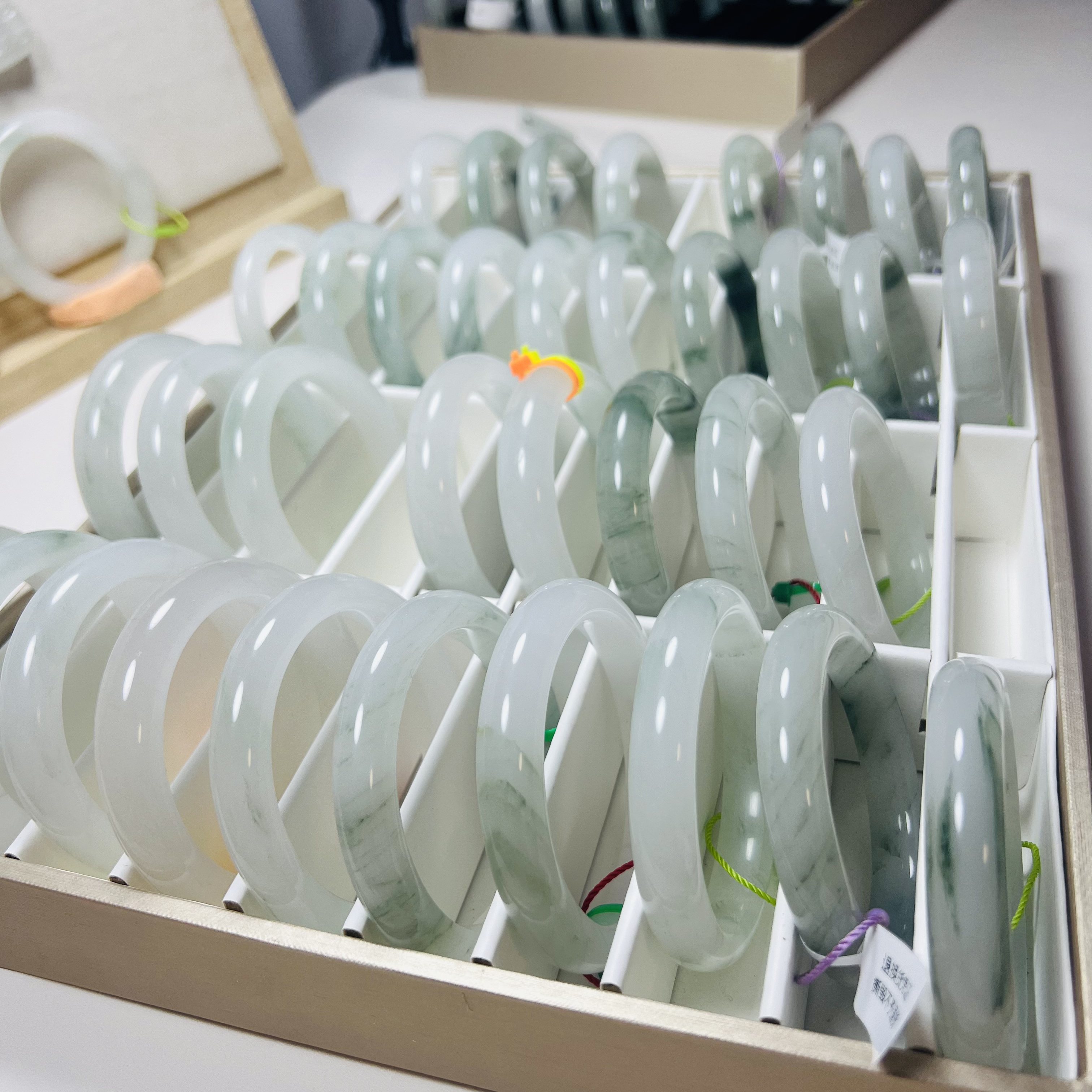 官方鉴定天然天山翠半山水飘绿玉镯显气质显白（多样性拍一发一）