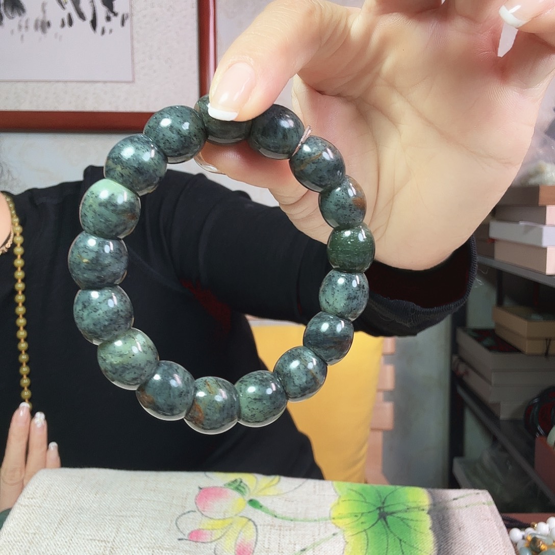 开***恼透闪石质玉未镶嵌手链