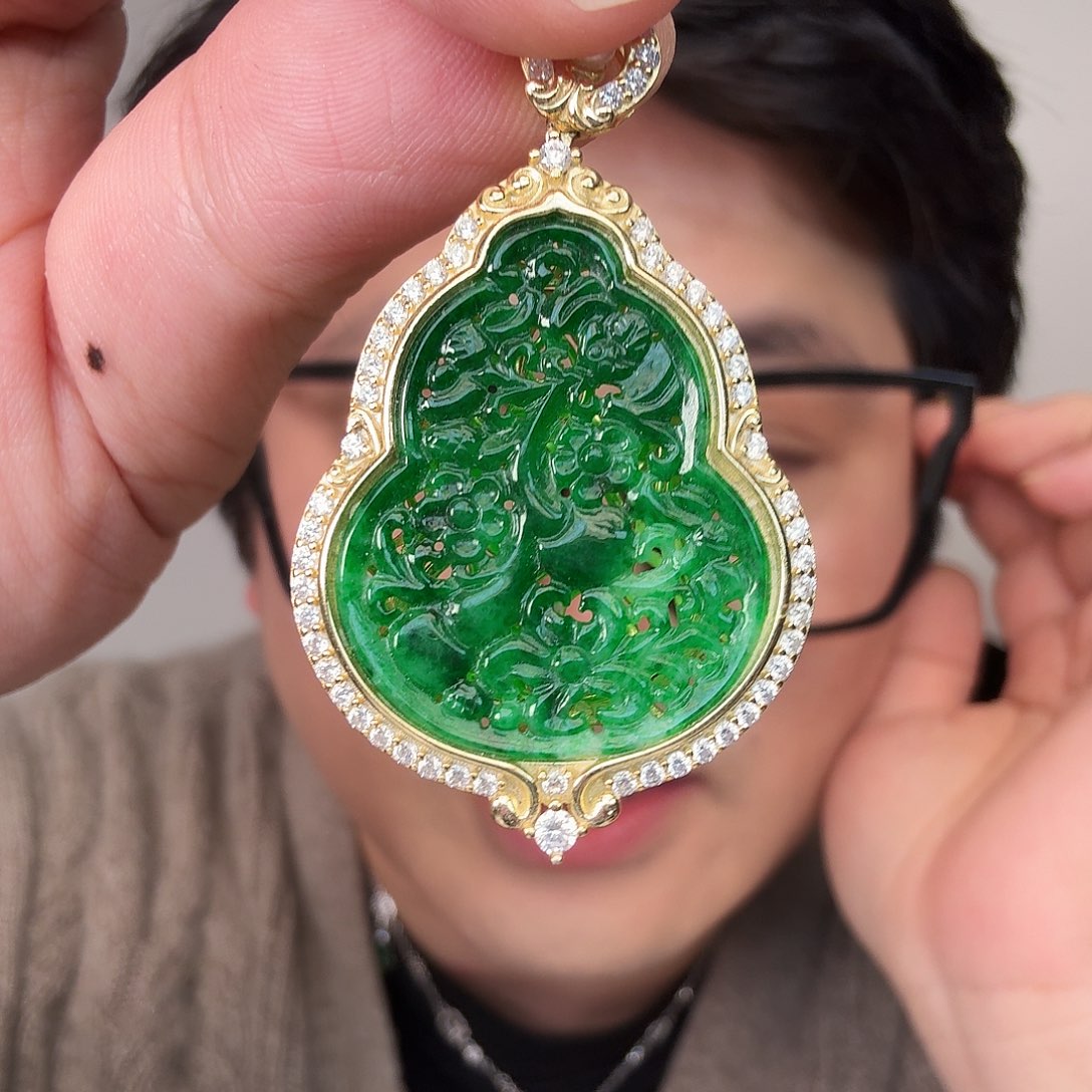 翡翠未镶嵌颈饰一件