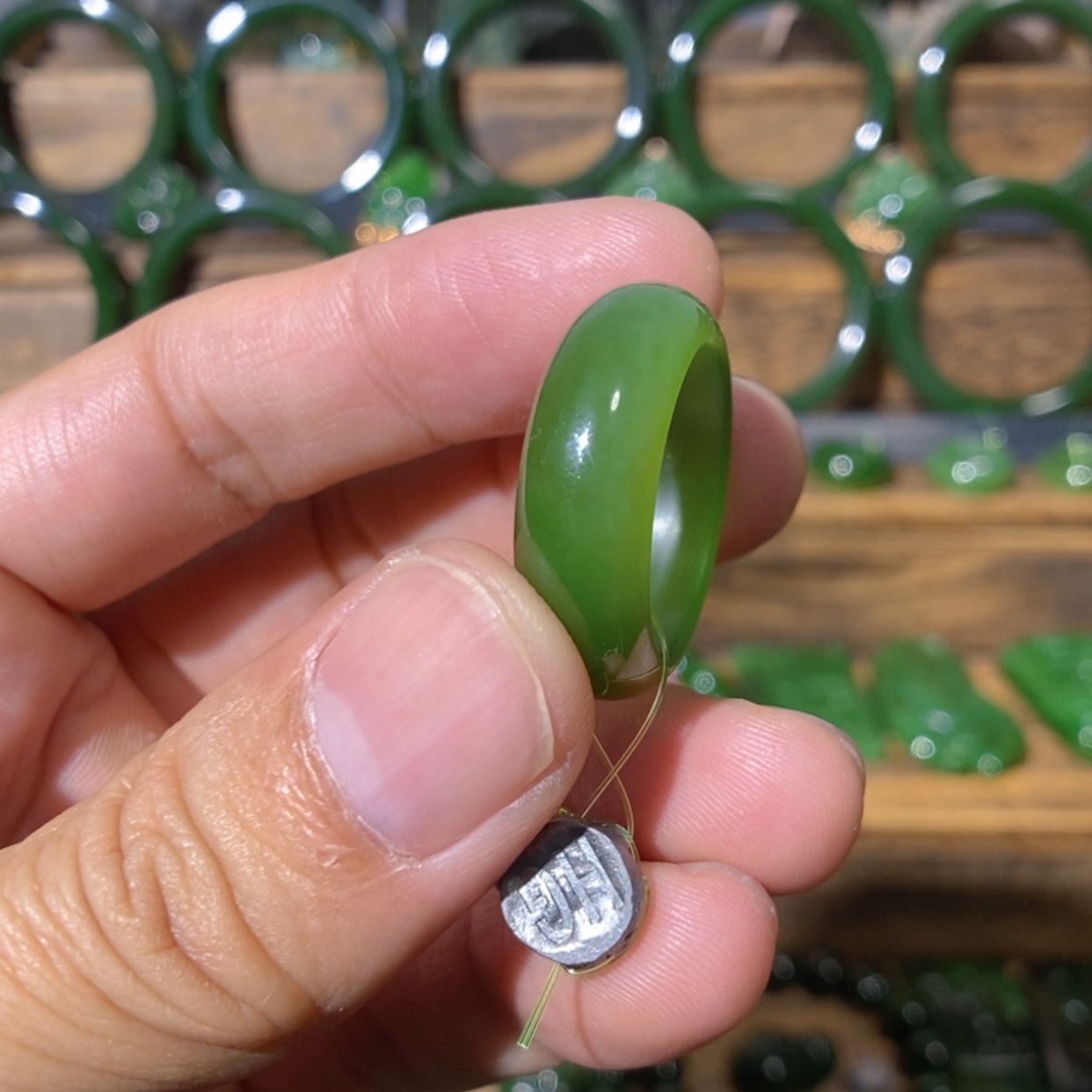 【闪购商品】吊坠(不含链)未镶嵌和田玉俄料阳绿戒圈 19/8