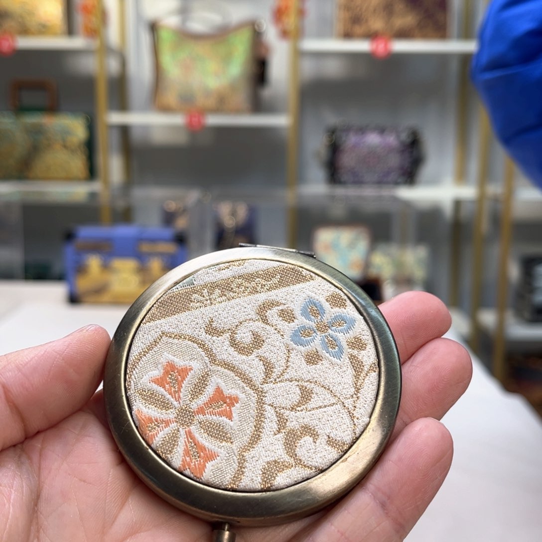 织绣颖高定风雨中的花朵，倔强又美丽。