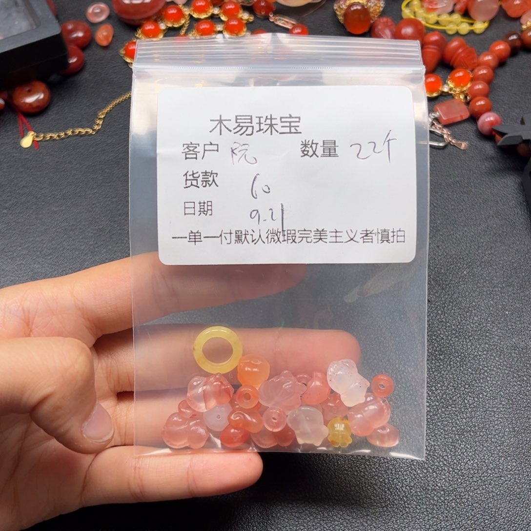 阮***芯未镶嵌配饰南红玛瑙