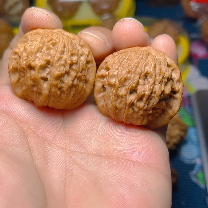 文玩核桃吊坠红豆