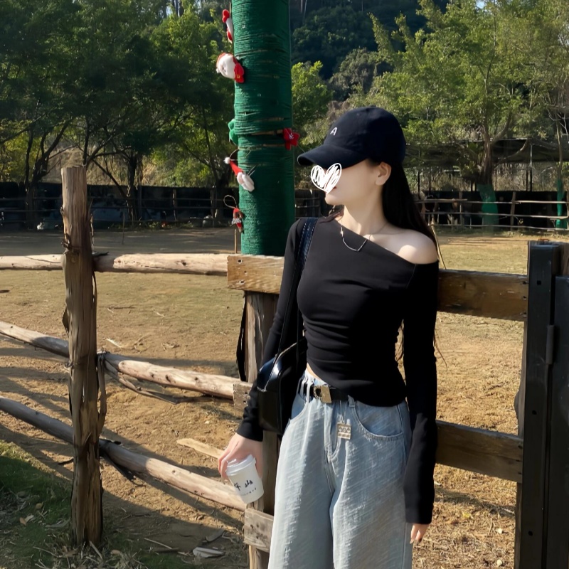 艺等YIDENG 斜领露肩小心机长袖T恤女辣妹修身显瘦短款设计感上衣