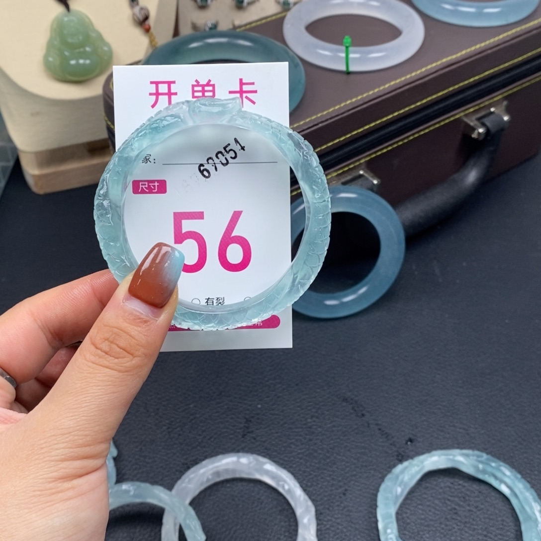 尘***a石英质玉未镶嵌手镯