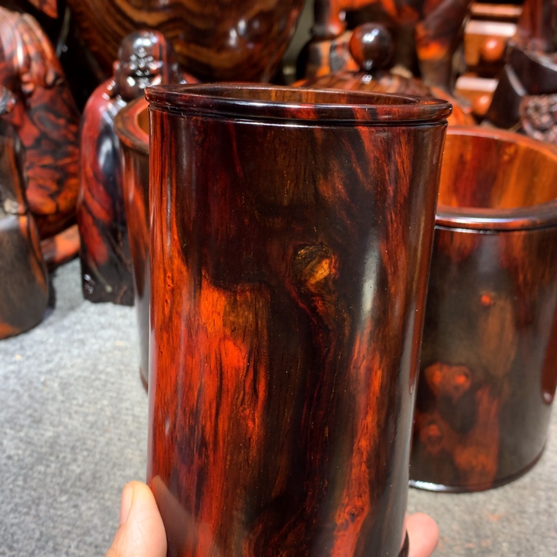 保***浴木大红酸枝笔筒一个