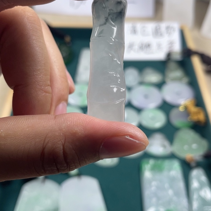 翡翠未镶嵌颈饰竹节