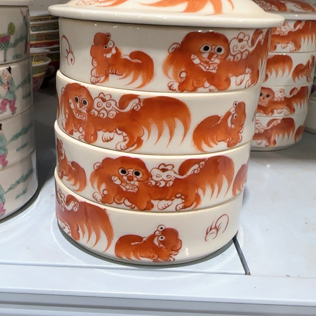 瓷片瓷器上用白泥雕刻出各种