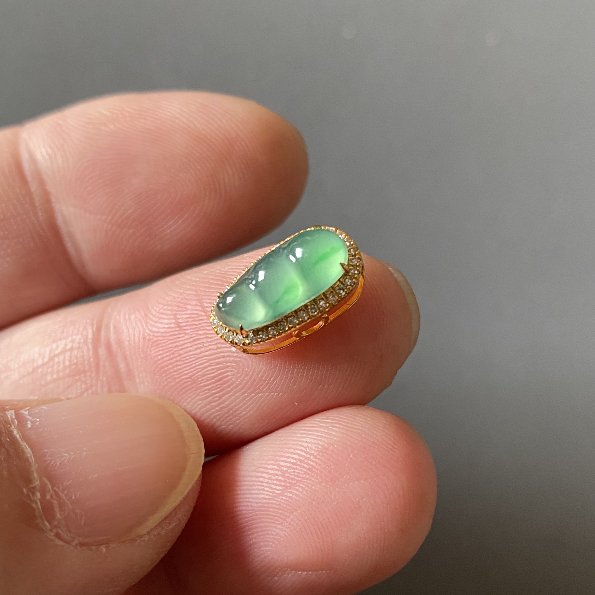 缅甸A货翡翠冰种金丝满绿豆荚18K金精美镶嵌冰透大女王女士