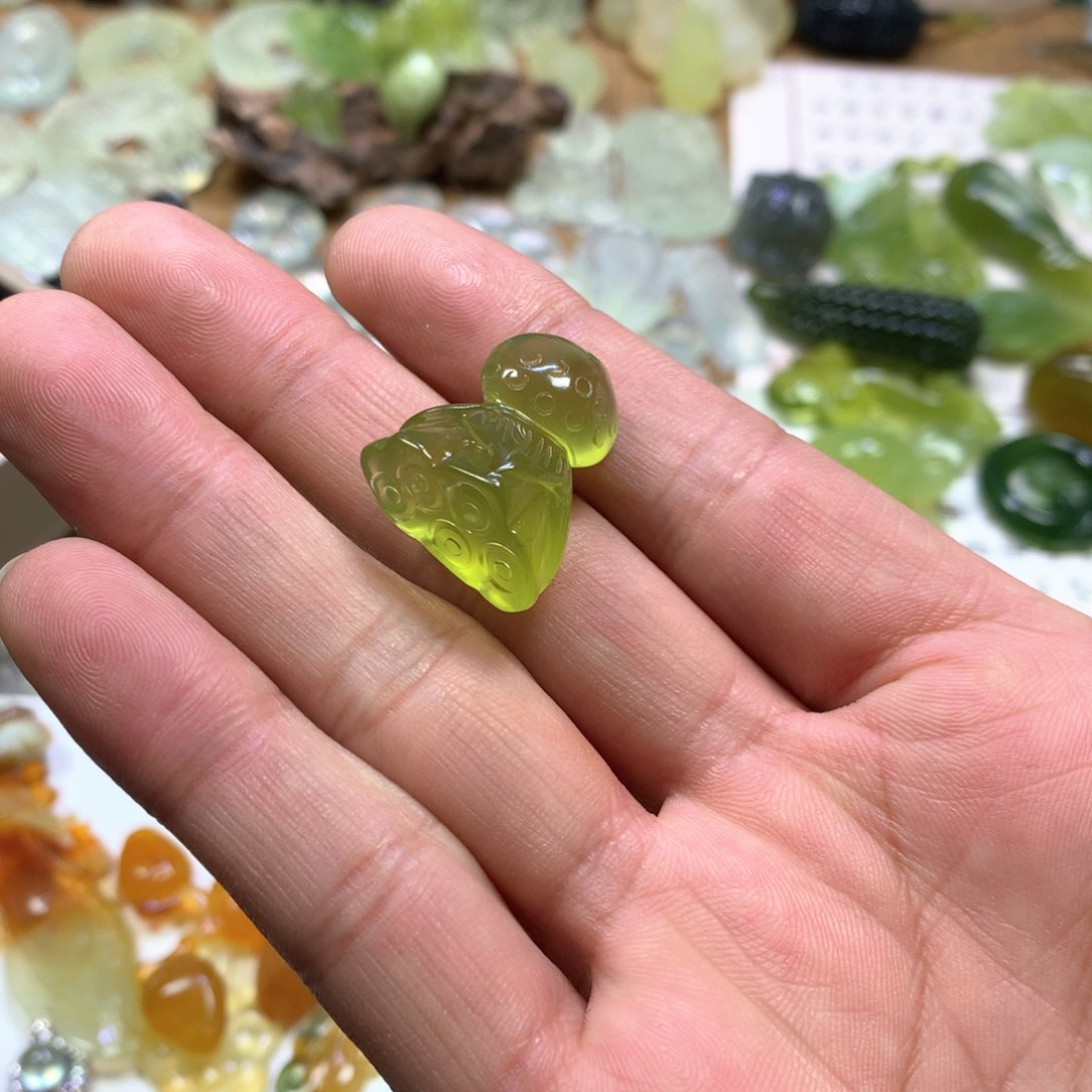 岫玉颈饰未镶嵌莲蓬