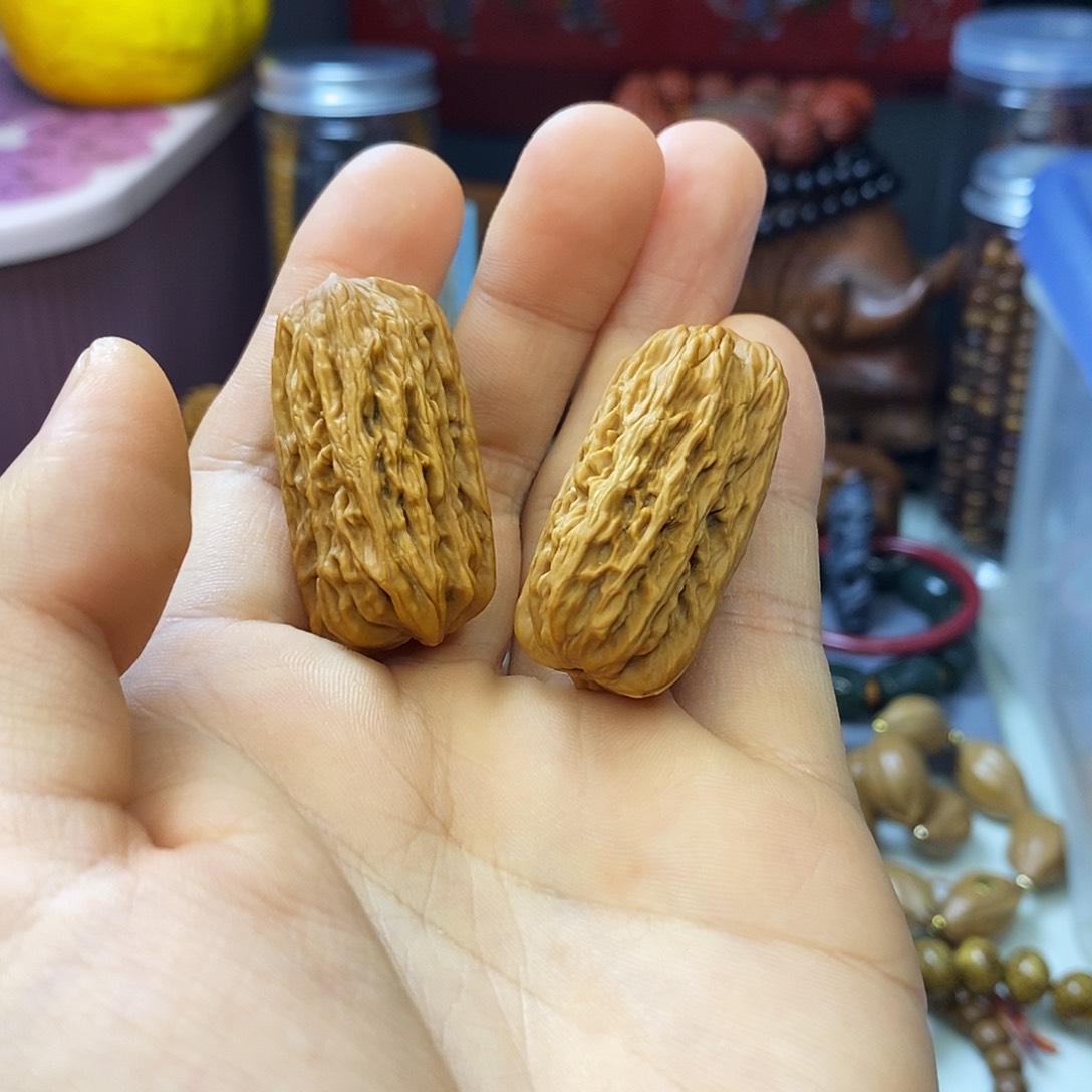 文玩核桃吊坠虎头异形金条核桃把件