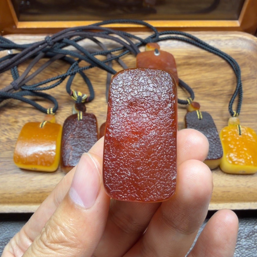 琥珀未镶嵌吊坠(赠链)