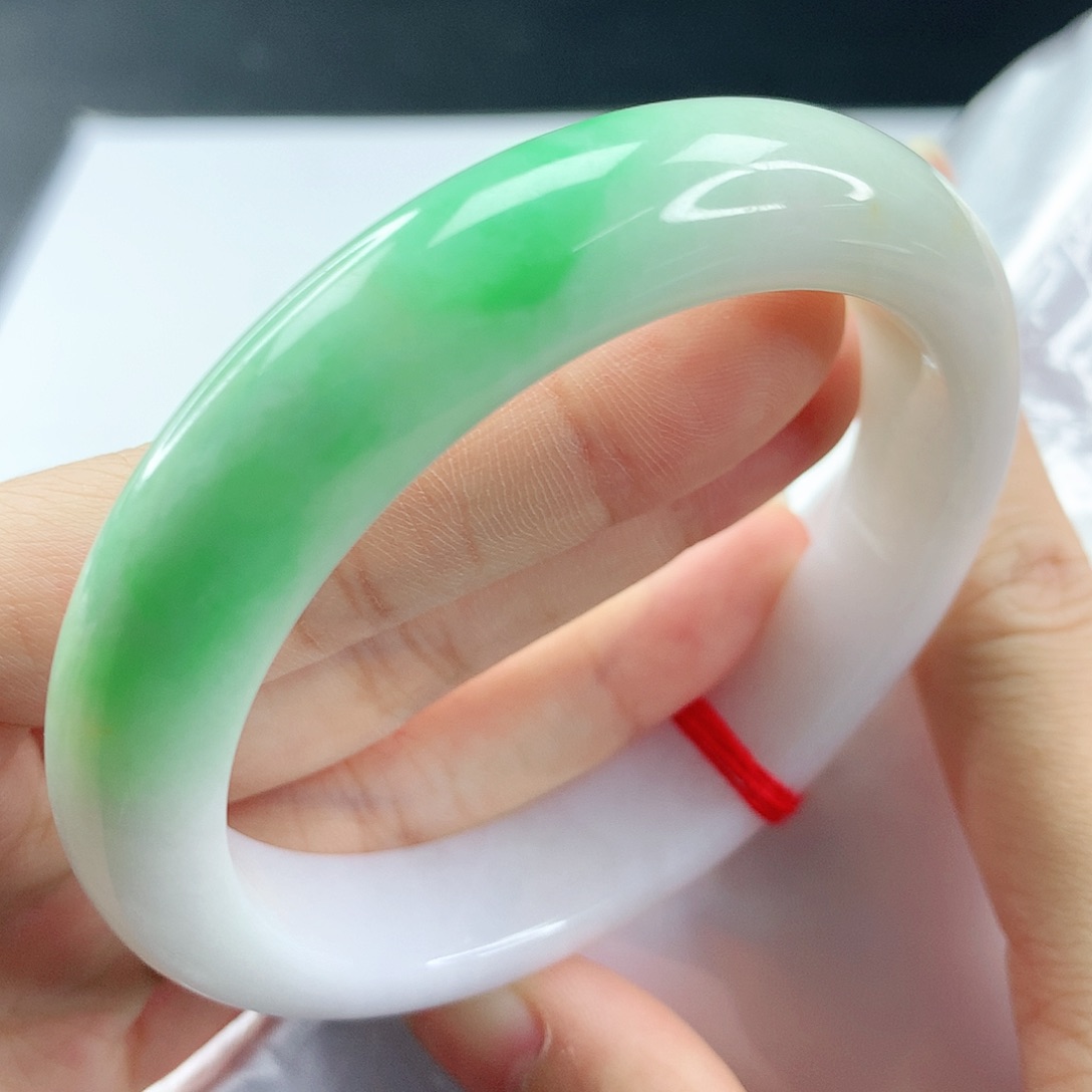 翡翠手镯未镶嵌，104