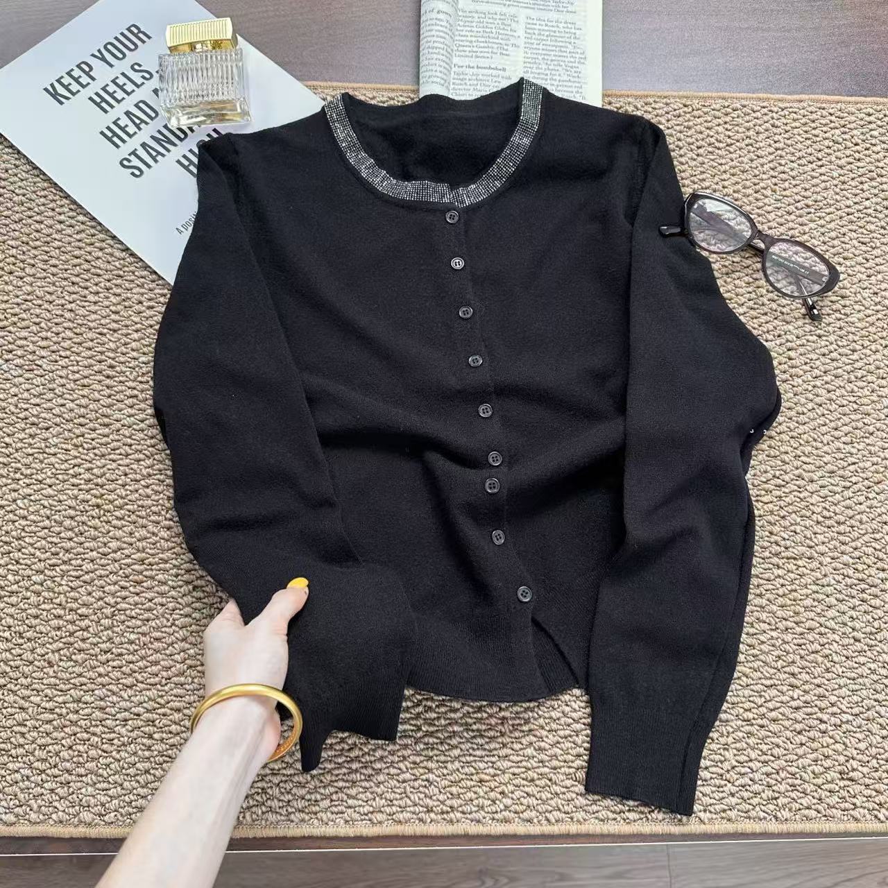 飞飞家 【曜石黑】气质女人~高温烫钻显高级简单大方针织衫Y8134