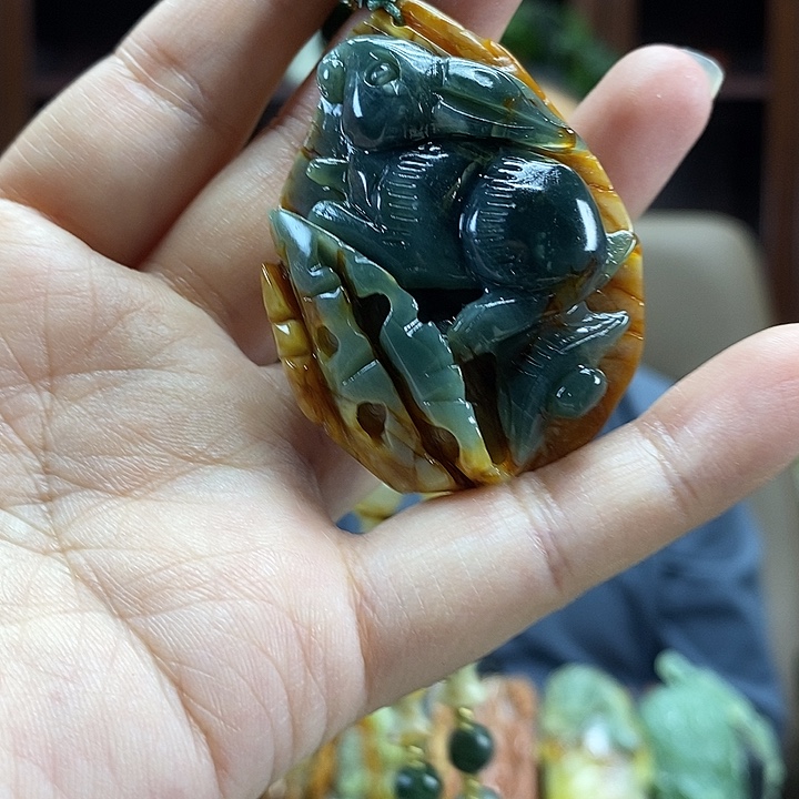 蛇纹石玉未镶嵌颈饰