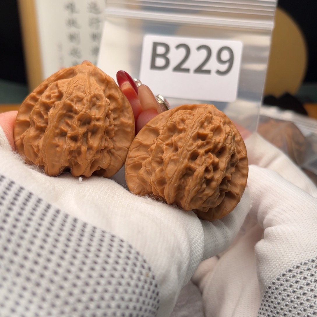 文玩核桃把件44梨木台b 229