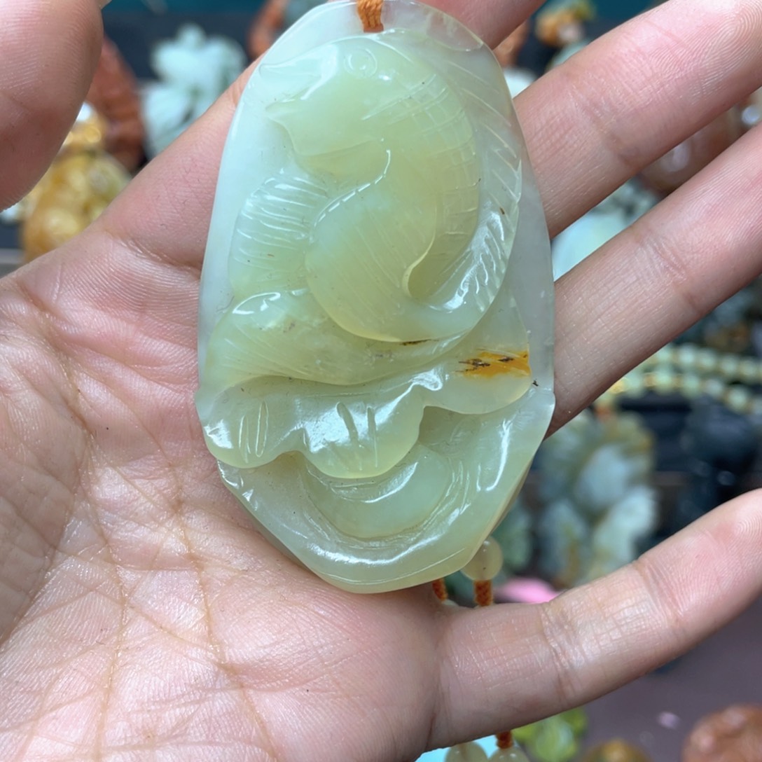 蛇纹石玉颈饰未镶嵌