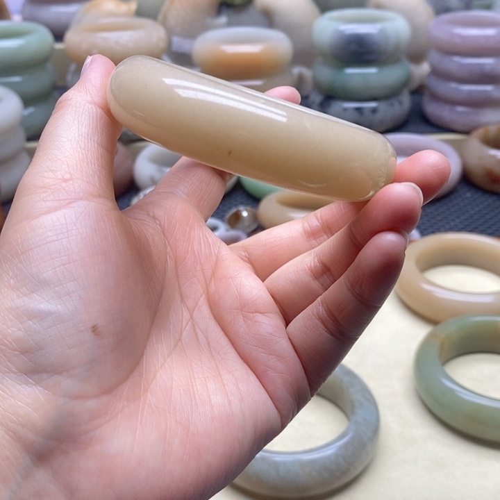 石英岩玉未镶嵌手镯三**羽