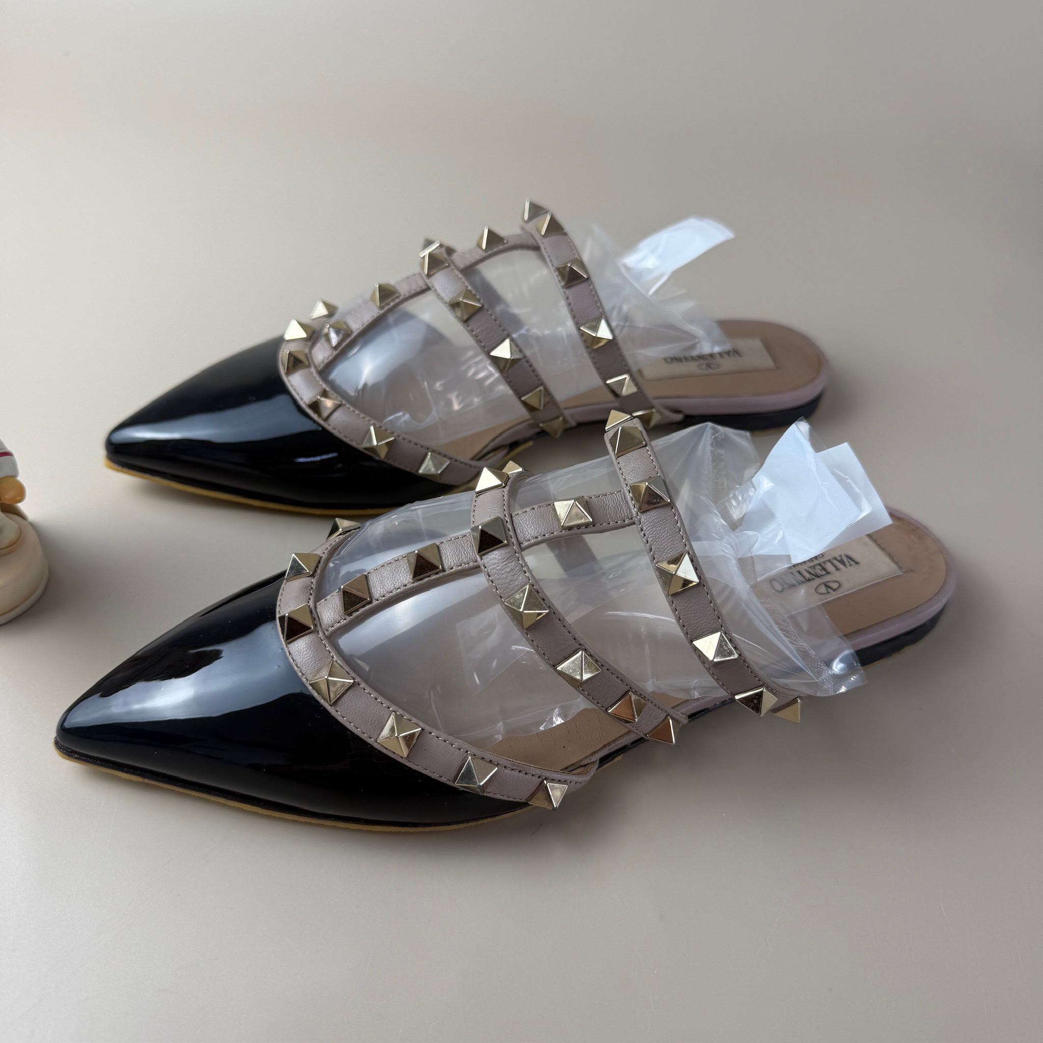 95新 Valentino/华伦天奴 纯黑铆钉半拖 35.5码 YLP3674