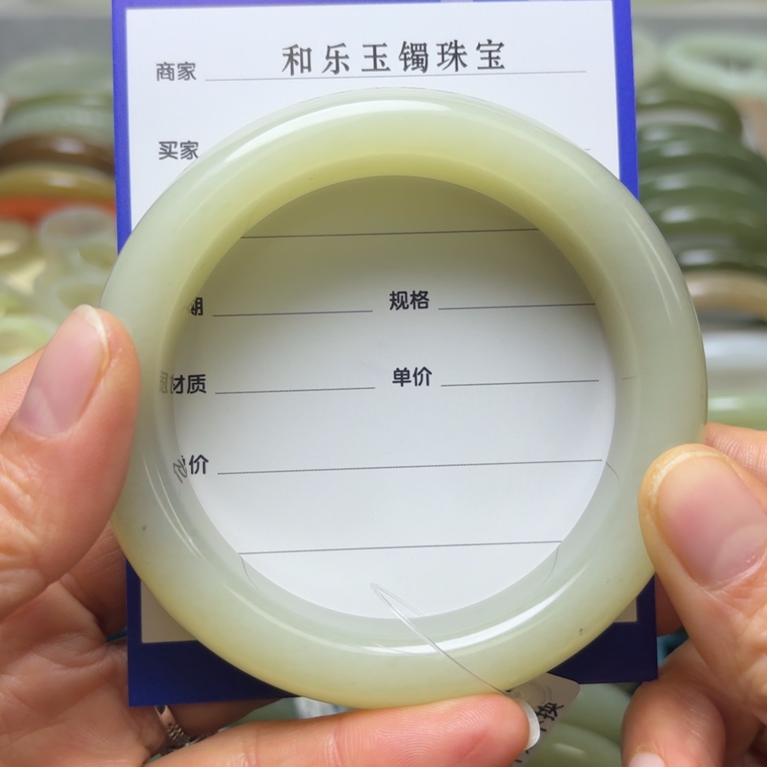 和田玉手镯未镶嵌胖****?