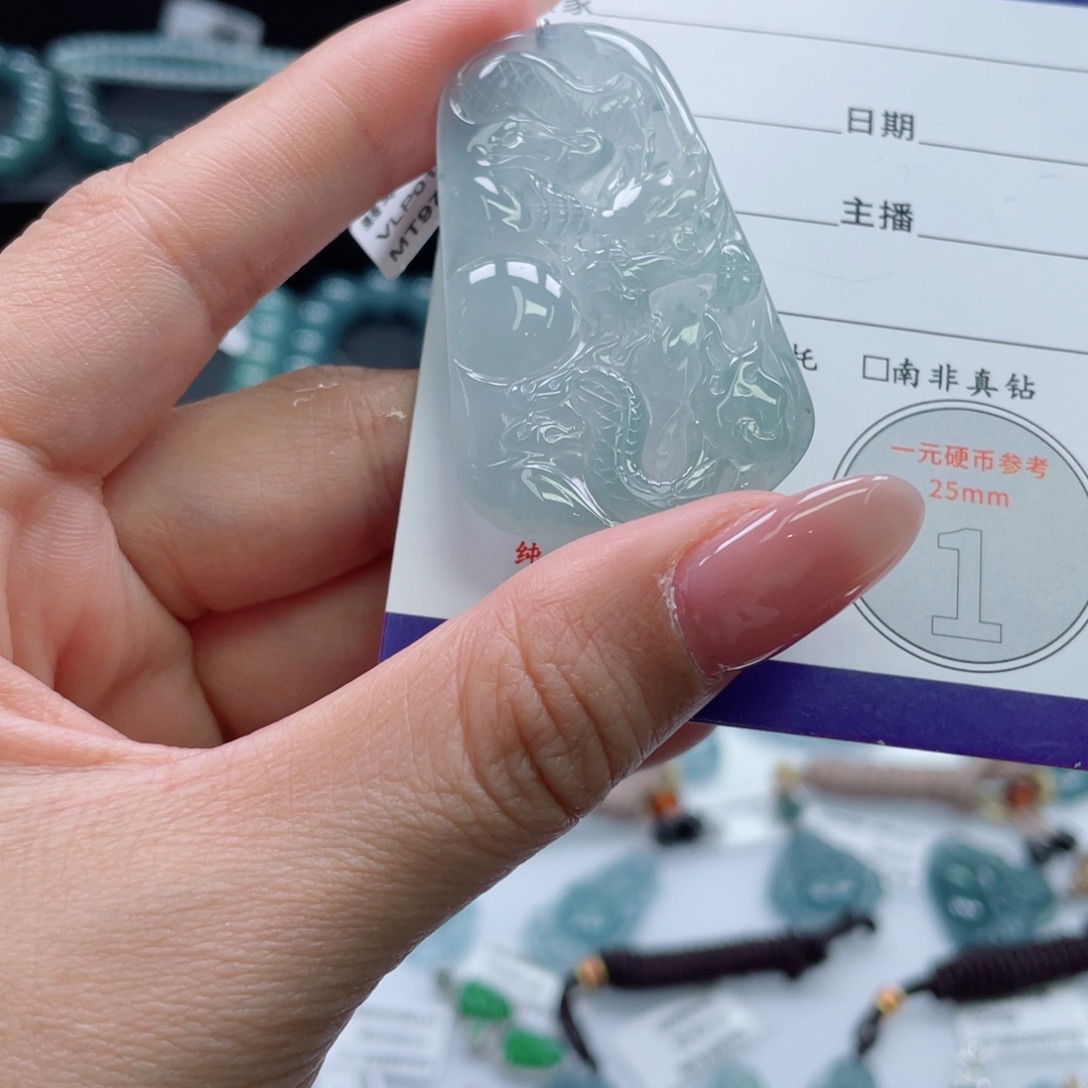 翡翠未镶嵌颈饰龙牌